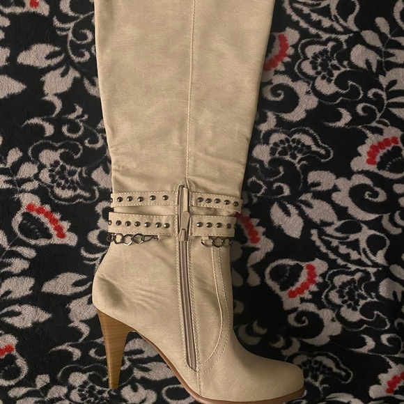 Woman’s boots - Picture 1 of 2